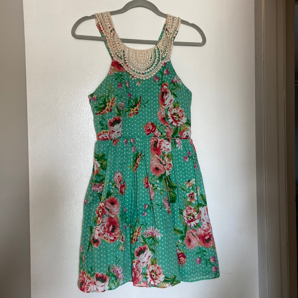Spring/summer dress short with crochet neckline turquoise and pink floral print
